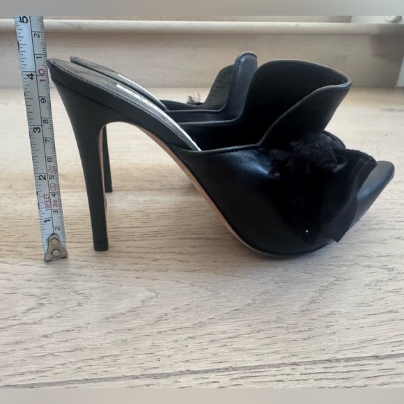 Veronica Beard
Leather Bow Accents Mules black 
Women's Size 37.5 - Picture 12 of 15